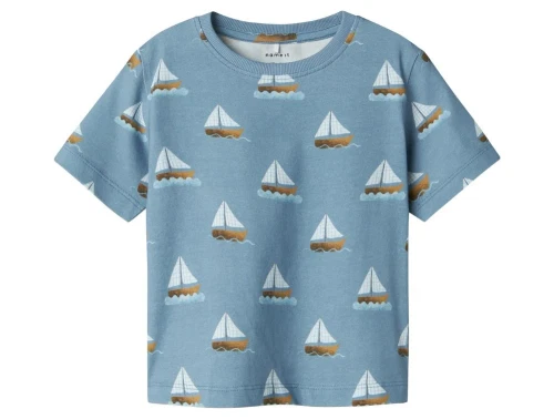 Blå t-shirt fra Name It med print af sejlbåde 13241249 spring lake